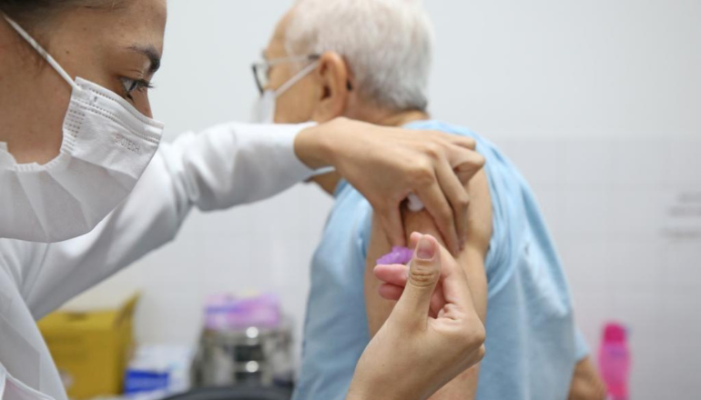 Idosos estão nos primeiros grupos que receberão a nova vacina contra dengue