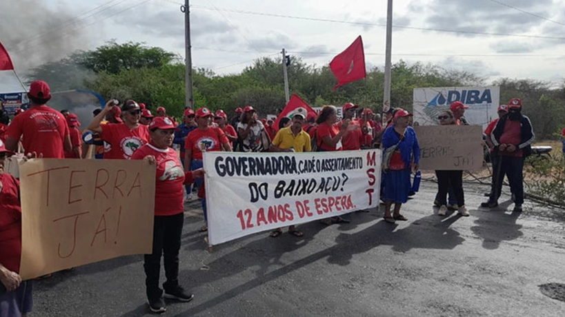 MST fecha RN 118 e cobra acordo por terras no Baixo Assu