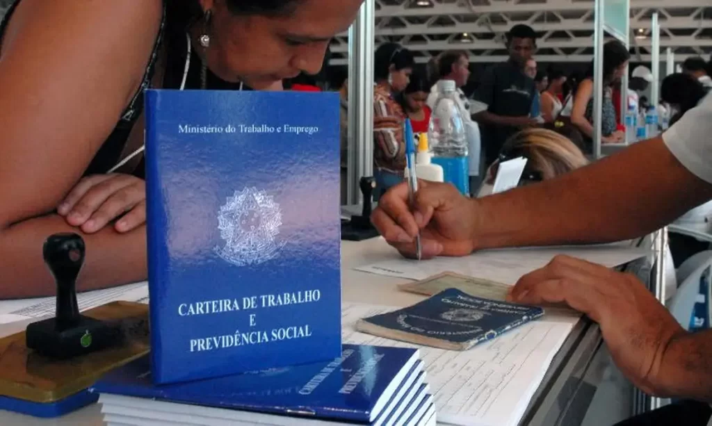 Natal abre 510 novas vagas com carteira assinada em maio
