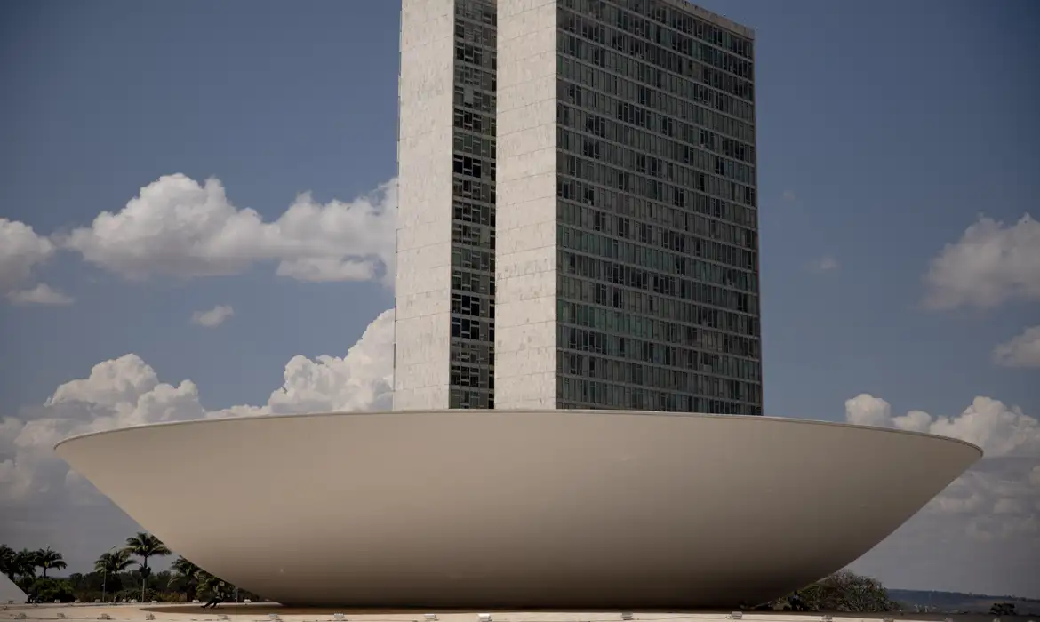 Câmara cassa mandatos de sete deputados após decisão do STF